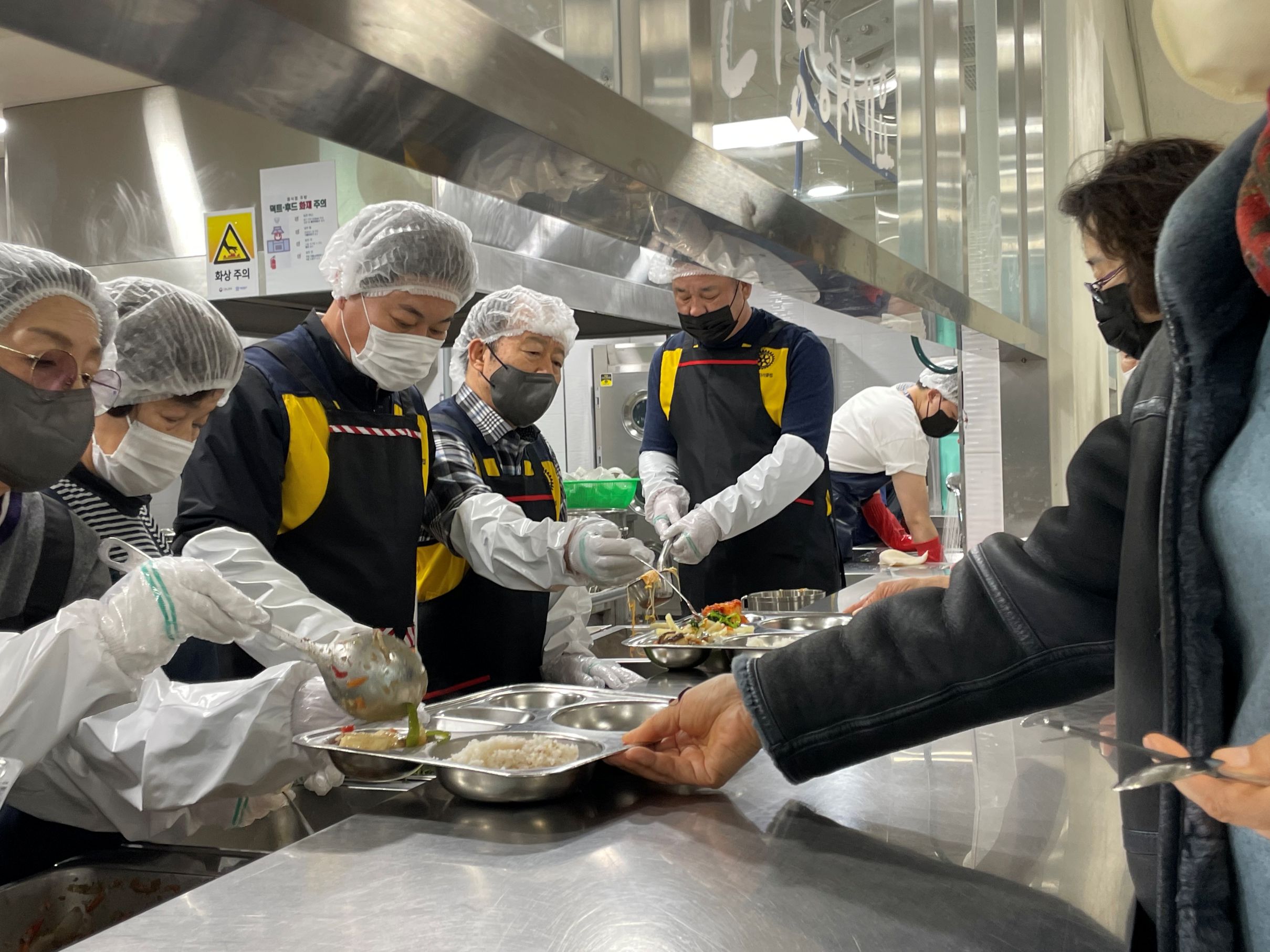 4. 경로식당 배식.jpg