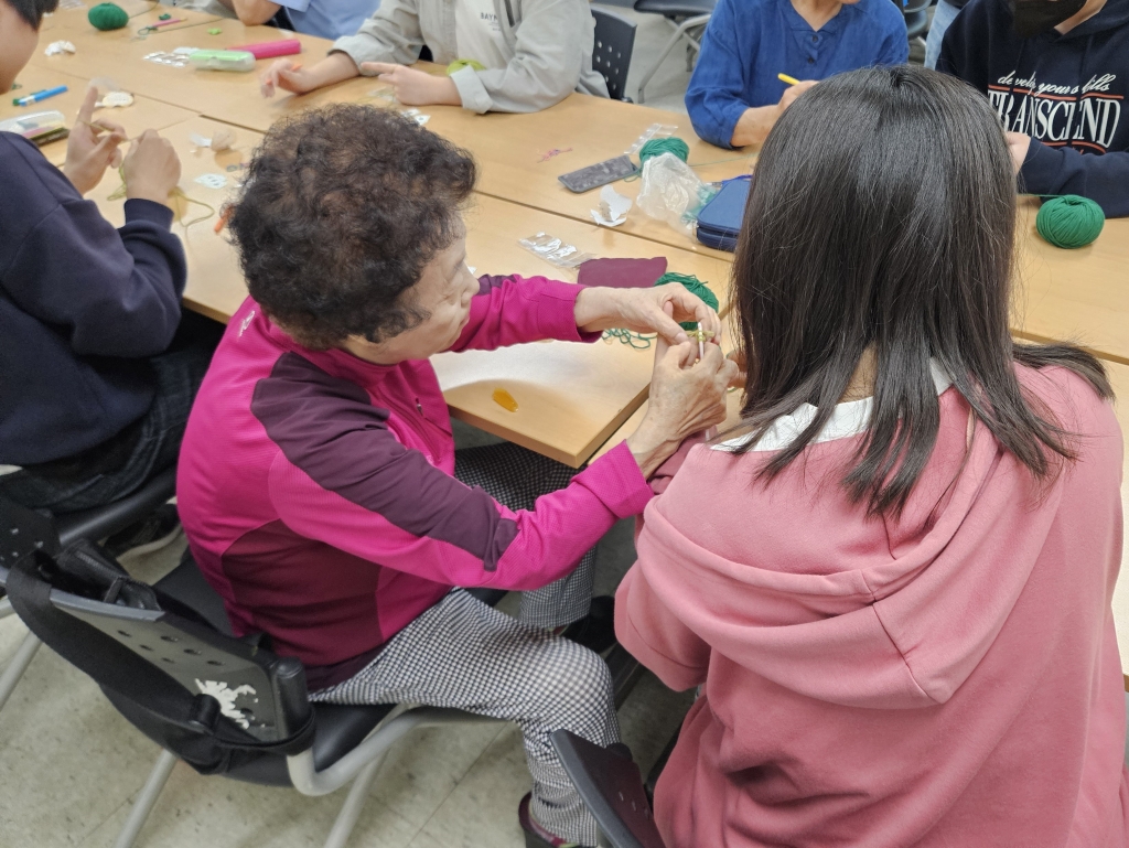 [고양신문]마실봉사단, 청소년과 뜨개 교류
